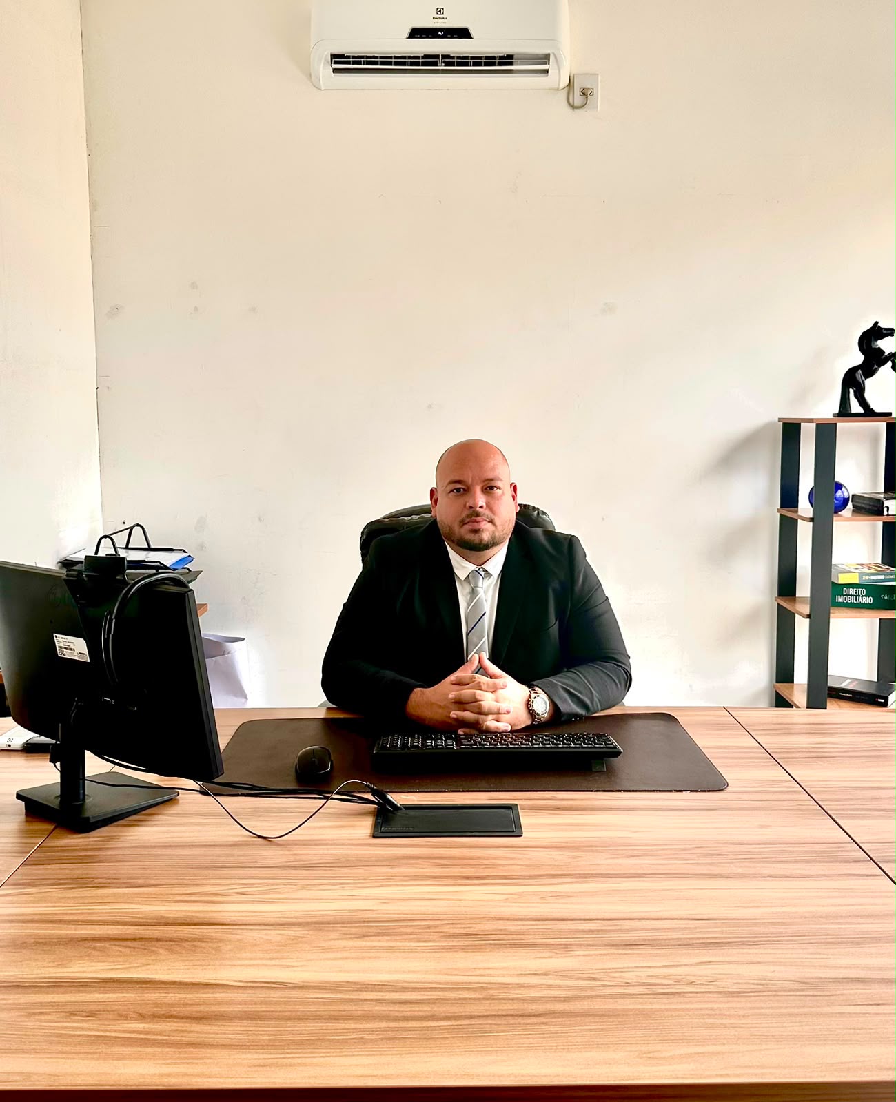 Dr. Maurício dos Santos Pimentel em seu escritório